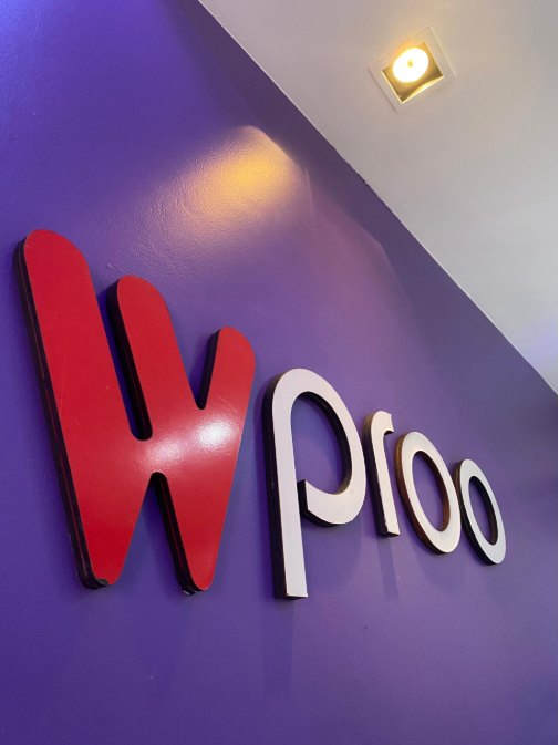 Logotipo da Wproo na parede