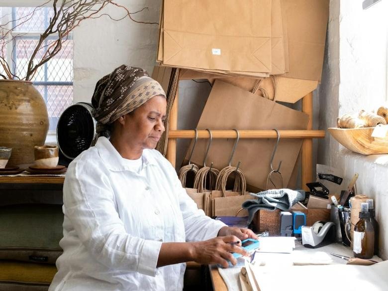Artesã trabalhando em seu ateliê